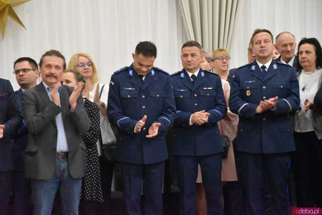 [FOTO] Jasełka, pożegnalne podziękowania wójt Mazurek i przyśpiewka bp Deca. Świąteczna atmosfera na wigilijnym spotkaniu gminy Świdnica