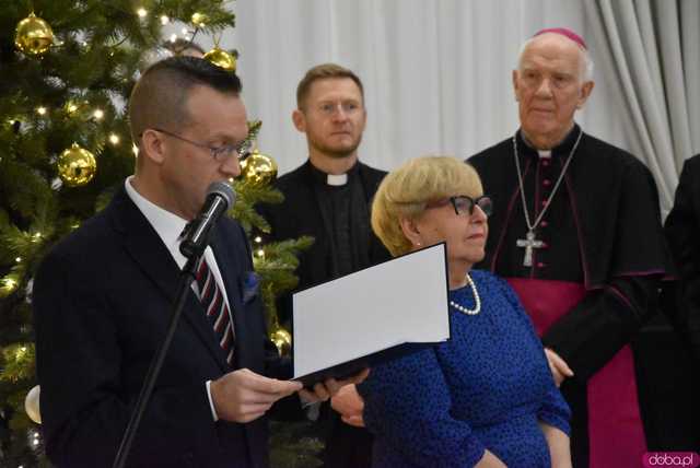 [FOTO] Jasełka, pożegnalne podziękowania wójt Mazurek i przyśpiewka bp Deca. Świąteczna atmosfera na wigilijnym spotkaniu gminy Świdnica
