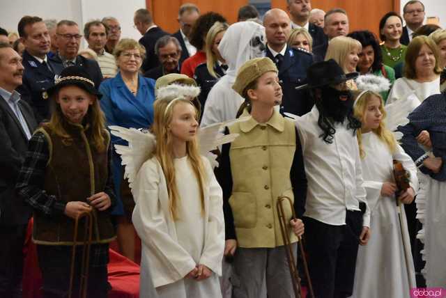 [FOTO] Jasełka, pożegnalne podziękowania wójt Mazurek i przyśpiewka bp Deca. Świąteczna atmosfera na wigilijnym spotkaniu gminy Świdnica