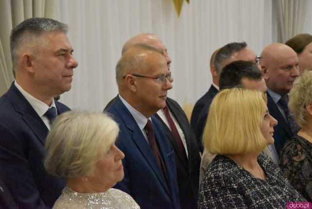 [FOTO] Jasełka, pożegnalne podziękowania wójt Mazurek i przyśpiewka bp Deca. Świąteczna atmosfera na wigilijnym spotkaniu gminy Świdnica