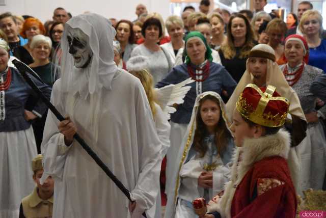 [FOTO] Jasełka, pożegnalne podziękowania wójt Mazurek i przyśpiewka bp Deca. Świąteczna atmosfera na wigilijnym spotkaniu gminy Świdnica