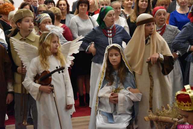 [FOTO] Jasełka, pożegnalne podziękowania wójt Mazurek i przyśpiewka bp Deca. Świąteczna atmosfera na wigilijnym spotkaniu gminy Świdnica