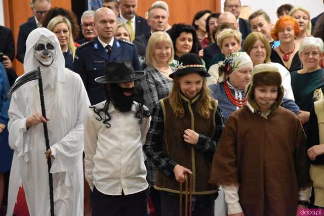 [FOTO] Jasełka, pożegnalne podziękowania wójt Mazurek i przyśpiewka bp Deca. Świąteczna atmosfera na wigilijnym spotkaniu gminy Świdnica