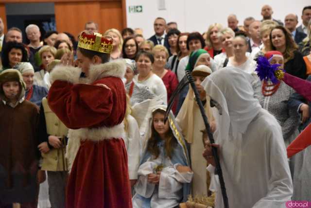 [FOTO] Jasełka, pożegnalne podziękowania wójt Mazurek i przyśpiewka bp Deca. Świąteczna atmosfera na wigilijnym spotkaniu gminy Świdnica