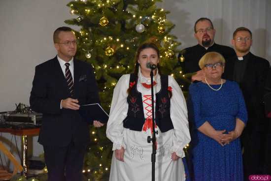 [FOTO] Jasełka, pożegnalne podziękowania wójt Mazurek i przyśpiewka bp Deca. Świąteczna atmosfera na wigilijnym spotkaniu gminy Świdnica