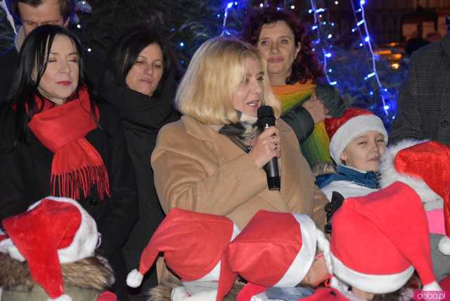 [WIDEO, FOTO] Ciepła grochówka, święty Mikołaj i występy dzieci na Wigilii Organizacji Pozarządowych