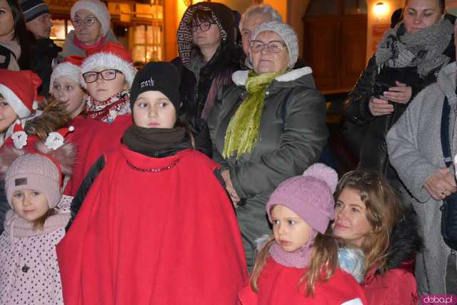 [WIDEO, FOTO] Ciepła grochówka, święty Mikołaj i występy dzieci na Wigilii Organizacji Pozarządowych