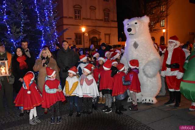 [WIDEO, FOTO] Ciepła grochówka, święty Mikołaj i występy dzieci na Wigilii Organizacji Pozarządowych