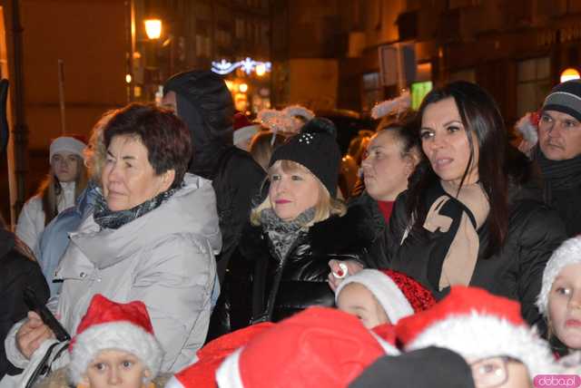 [WIDEO, FOTO] Ciepła grochówka, święty Mikołaj i występy dzieci na Wigilii Organizacji Pozarządowych