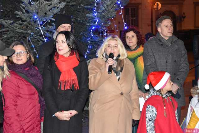 [WIDEO, FOTO] Ciepła grochówka, święty Mikołaj i występy dzieci na Wigilii Organizacji Pozarządowych