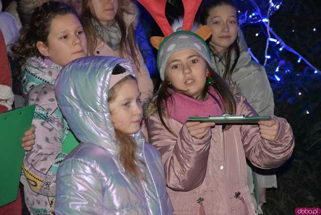 [WIDEO, FOTO] Ciepła grochówka, święty Mikołaj i występy dzieci na Wigilii Organizacji Pozarządowych