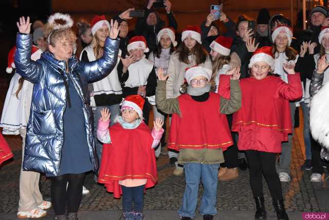 [WIDEO, FOTO] Ciepła grochówka, święty Mikołaj i występy dzieci na Wigilii Organizacji Pozarządowych