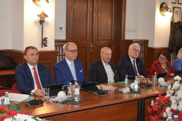 [FOTO] Przyjęto przyszłoroczny budżet gminy Strzegom. Jakie będą najważniejsze inwestycje i ile wyniosą wydatki? 
