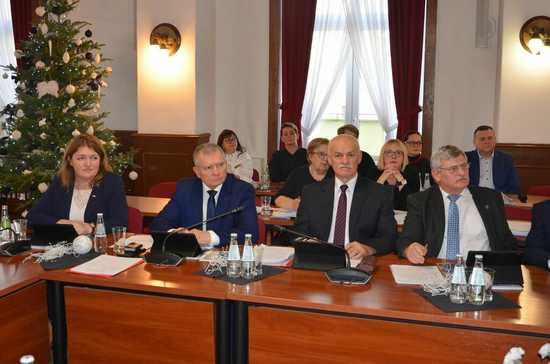 [FOTO] Przyjęto przyszłoroczny budżet gminy Strzegom. Jakie będą najważniejsze inwestycje i ile wyniosą wydatki? 