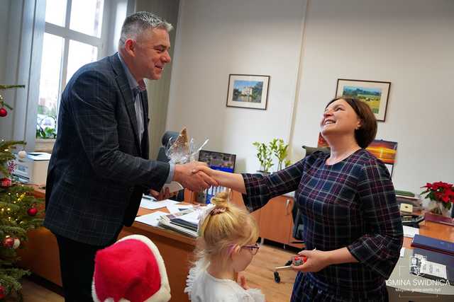 [FOTO] Świąteczna wizyta przedszkolaków w Urzędzie Gminy
