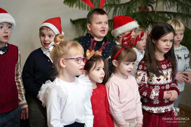 [FOTO] Świąteczna wizyta przedszkolaków w Urzędzie Gminy