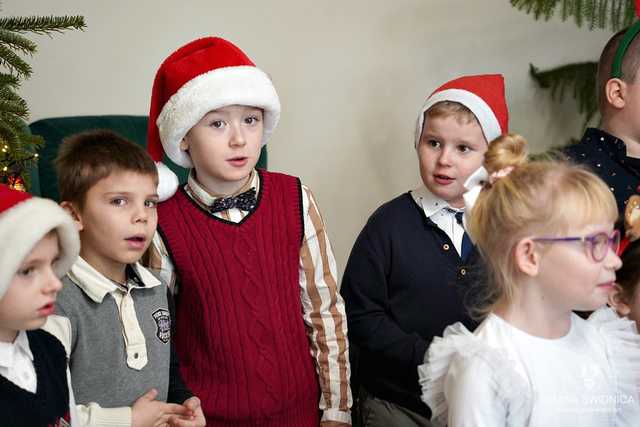 [FOTO] Świąteczna wizyta przedszkolaków w Urzędzie Gminy