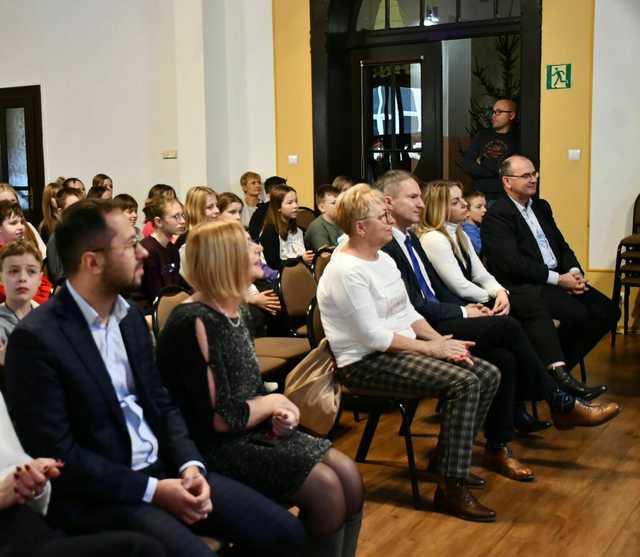 [FOTO] Opowieść Wigilijna w wykonaniu młodzieży ze SP nr 2 w Świebodzicach