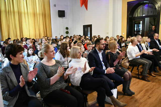 [FOTO] Opowieść Wigilijna w wykonaniu młodzieży ze SP nr 2 w Świebodzicach