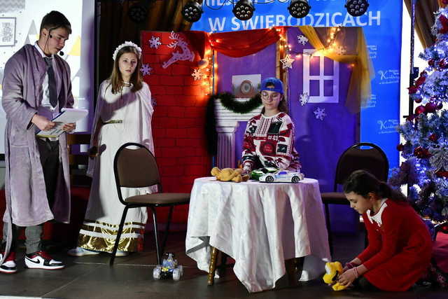 [FOTO] Opowieść Wigilijna w wykonaniu młodzieży ze SP nr 2 w Świebodzicach