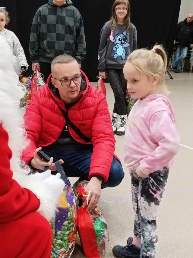 [FOTO] Obdarowali chore i potrzebujące dzieci. Stowarzyszenie Jaworzyńska Pozytywka nie zwalnia tempa