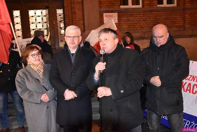 [WIDEO, FOTO] Jest w nas gniew, Koalicja oszustów. Działacze PiS nie kryli oburzenia zmianami w mediach publicznych podczas manifestacji w Świdnicy