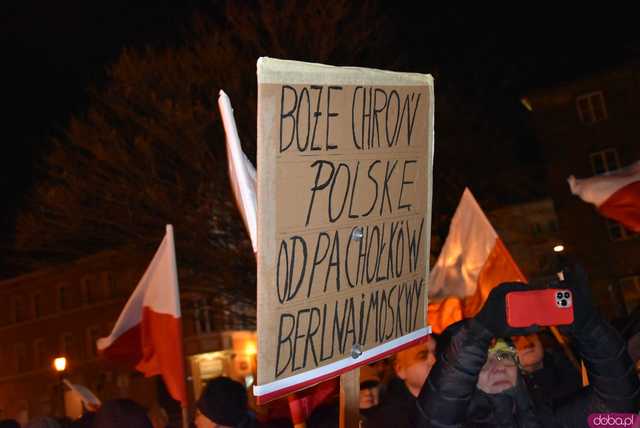 [WIDEO, FOTO] Jest w nas gniew, Koalicja oszustów. Działacze PiS nie kryli oburzenia zmianami w mediach publicznych podczas manifestacji w Świdnicy