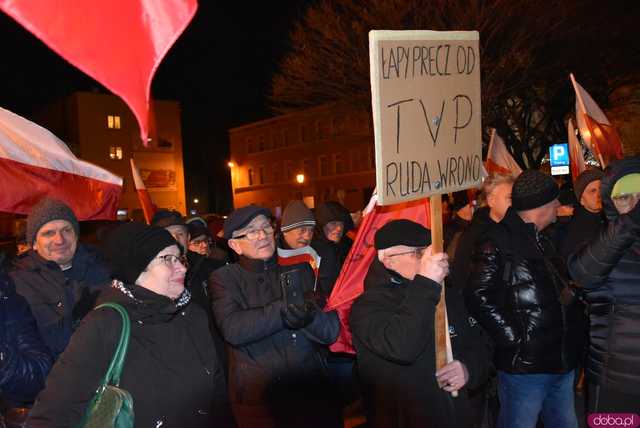 [WIDEO, FOTO] Jest w nas gniew, Koalicja oszustów. Działacze PiS nie kryli oburzenia zmianami w mediach publicznych podczas manifestacji w Świdnicy