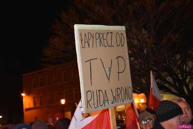 [WIDEO, FOTO] Jest w nas gniew, Koalicja oszustów. Działacze PiS nie kryli oburzenia zmianami w mediach publicznych podczas manifestacji w Świdnicy