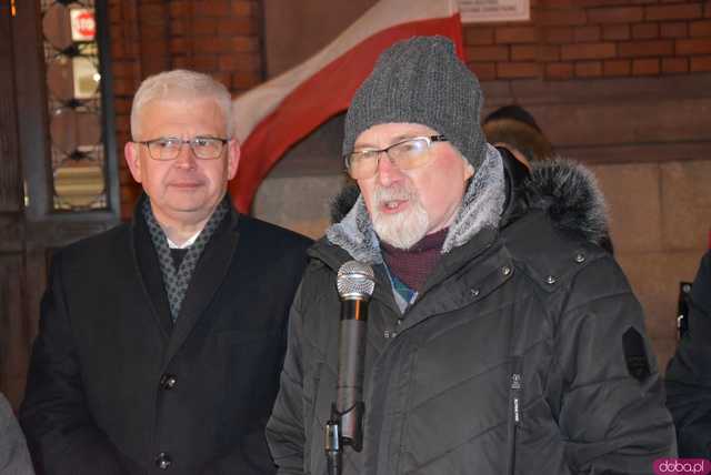 [WIDEO, FOTO] Jest w nas gniew, Koalicja oszustów. Działacze PiS nie kryli oburzenia zmianami w mediach publicznych podczas manifestacji w Świdnicy