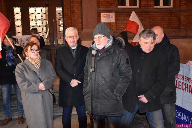 [WIDEO, FOTO] Jest w nas gniew, Koalicja oszustów. Działacze PiS nie kryli oburzenia zmianami w mediach publicznych podczas manifestacji w Świdnicy