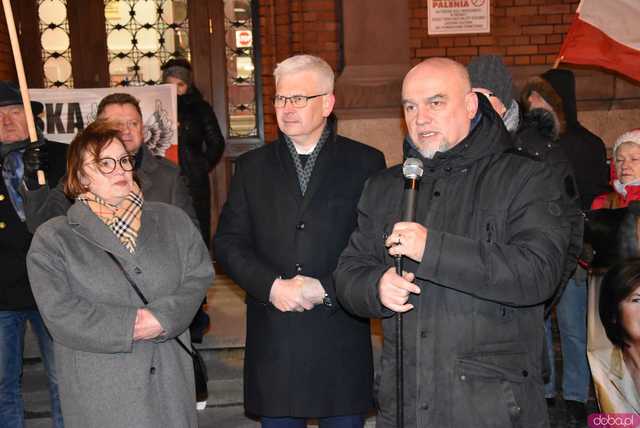 [WIDEO, FOTO] Jest w nas gniew, Koalicja oszustów. Działacze PiS nie kryli oburzenia zmianami w mediach publicznych podczas manifestacji w Świdnicy