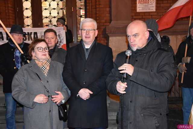 [WIDEO, FOTO] Jest w nas gniew, Koalicja oszustów. Działacze PiS nie kryli oburzenia zmianami w mediach publicznych podczas manifestacji w Świdnicy