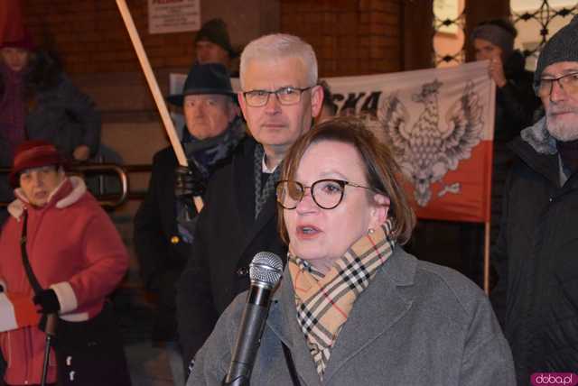 [WIDEO, FOTO] Jest w nas gniew, Koalicja oszustów. Działacze PiS nie kryli oburzenia zmianami w mediach publicznych podczas manifestacji w Świdnicy