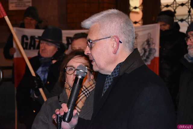 [WIDEO, FOTO] Jest w nas gniew, Koalicja oszustów. Działacze PiS nie kryli oburzenia zmianami w mediach publicznych podczas manifestacji w Świdnicy