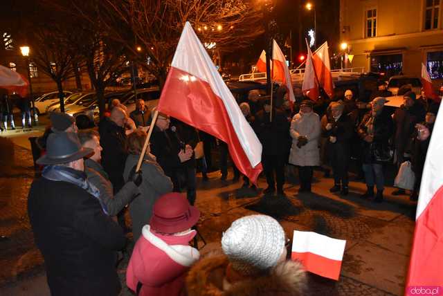 [WIDEO, FOTO] Jest w nas gniew, Koalicja oszustów. Działacze PiS nie kryli oburzenia zmianami w mediach publicznych podczas manifestacji w Świdnicy