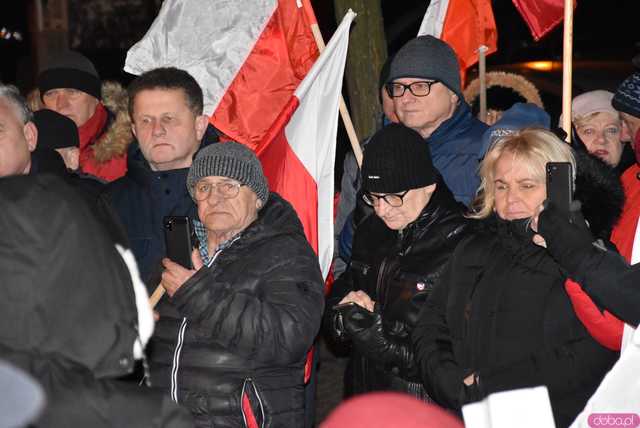 [WIDEO, FOTO] Jest w nas gniew, Koalicja oszustów. Działacze PiS nie kryli oburzenia zmianami w mediach publicznych podczas manifestacji w Świdnicy