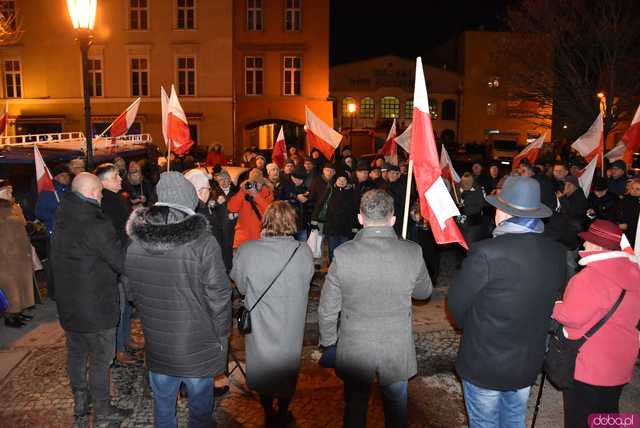 [WIDEO, FOTO] Jest w nas gniew, Koalicja oszustów. Działacze PiS nie kryli oburzenia zmianami w mediach publicznych podczas manifestacji w Świdnicy