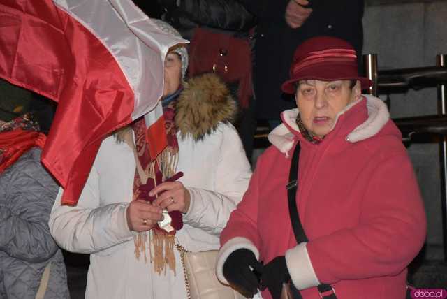 [WIDEO, FOTO] Jest w nas gniew, Koalicja oszustów. Działacze PiS nie kryli oburzenia zmianami w mediach publicznych podczas manifestacji w Świdnicy