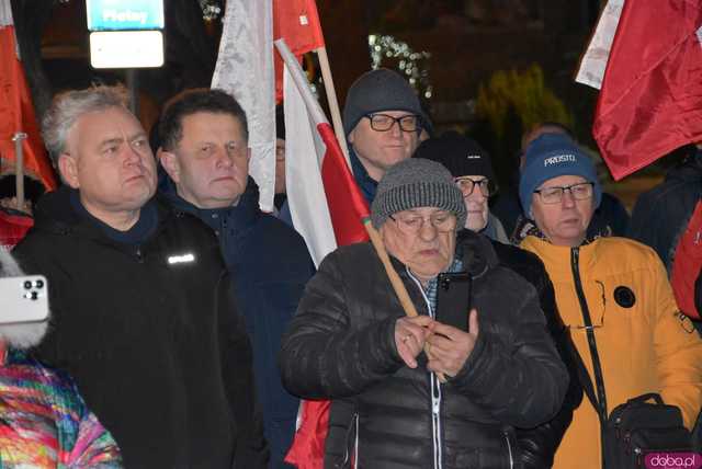 [WIDEO, FOTO] Jest w nas gniew, Koalicja oszustów. Działacze PiS nie kryli oburzenia zmianami w mediach publicznych podczas manifestacji w Świdnicy