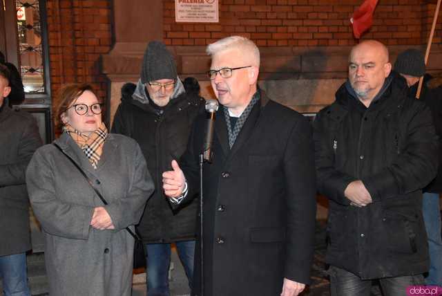 [WIDEO, FOTO] Jest w nas gniew, Koalicja oszustów. Działacze PiS nie kryli oburzenia zmianami w mediach publicznych podczas manifestacji w Świdnicy