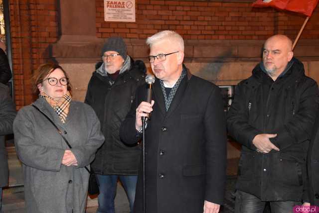 [WIDEO, FOTO] Jest w nas gniew, Koalicja oszustów. Działacze PiS nie kryli oburzenia zmianami w mediach publicznych podczas manifestacji w Świdnicy