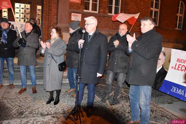 [WIDEO, FOTO] Jest w nas gniew, Koalicja oszustów. Działacze PiS nie kryli oburzenia zmianami w mediach publicznych podczas manifestacji w Świdnicy