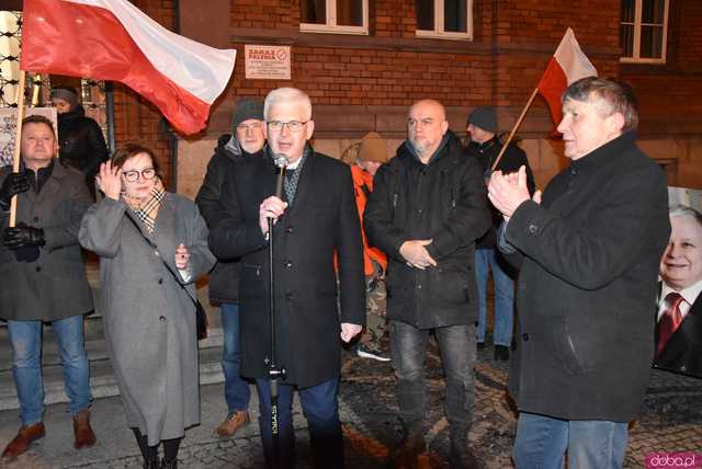 [WIDEO, FOTO] Jest w nas gniew, Koalicja oszustów. Działacze PiS nie kryli oburzenia zmianami w mediach publicznych podczas manifestacji w Świdnicy