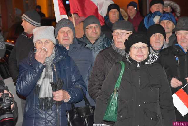 [WIDEO, FOTO] Jest w nas gniew, Koalicja oszustów. Działacze PiS nie kryli oburzenia zmianami w mediach publicznych podczas manifestacji w Świdnicy