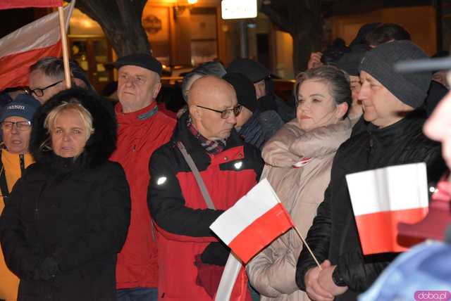 [WIDEO, FOTO] Jest w nas gniew, Koalicja oszustów. Działacze PiS nie kryli oburzenia zmianami w mediach publicznych podczas manifestacji w Świdnicy