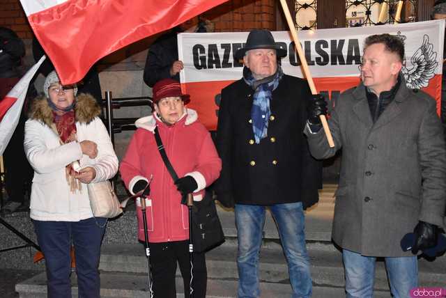 [WIDEO, FOTO] Jest w nas gniew, Koalicja oszustów. Działacze PiS nie kryli oburzenia zmianami w mediach publicznych podczas manifestacji w Świdnicy