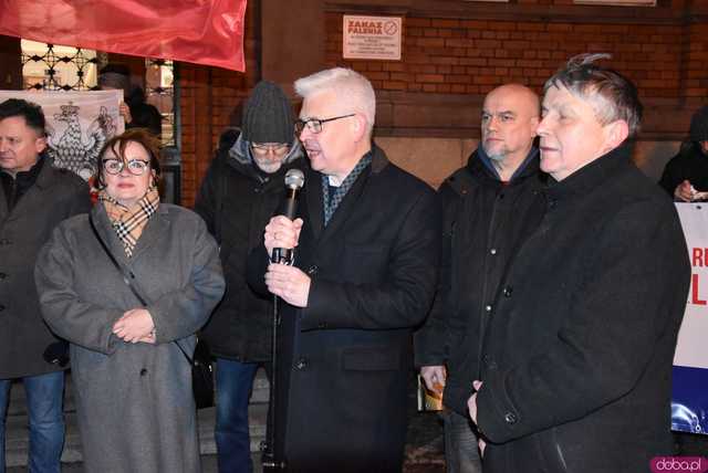 [WIDEO, FOTO] Jest w nas gniew, Koalicja oszustów. Działacze PiS nie kryli oburzenia zmianami w mediach publicznych podczas manifestacji w Świdnicy