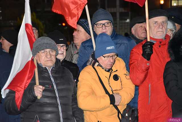 [WIDEO, FOTO] Jest w nas gniew, Koalicja oszustów. Działacze PiS nie kryli oburzenia zmianami w mediach publicznych podczas manifestacji w Świdnicy