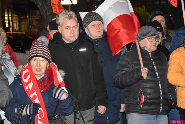 [WIDEO, FOTO] Jest w nas gniew, Koalicja oszustów. Działacze PiS nie kryli oburzenia zmianami w mediach publicznych podczas manifestacji w Świdnicy